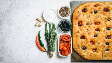 Domatesli, zeytinli ve biberiyeli geleneksel İtalyan Focaccia ev yapımı Focaccia..