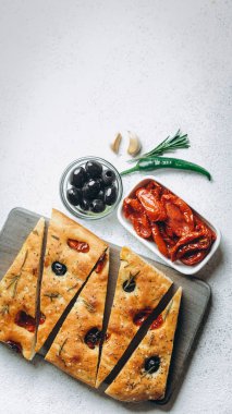 Domatesli, zeytinli ve biberiyeli geleneksel İtalyan Focaccia ev yapımı Focaccia..