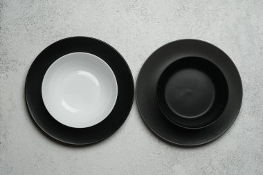 Beyaz ve siyah plakalar, arka planda izole edilmiş. Masa ayarı. Üst görünüm kopyalama alanı.