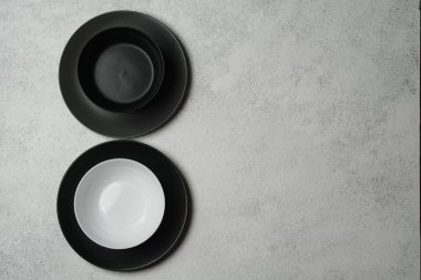Beyaz ve siyah plakalar, arka planda izole edilmiş. Masa ayarı. Üst görünüm kopyalama alanı.
