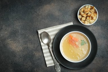 Yürekli bir yemek. Et suyu ya da dana etinden yapılmış et suyu ve koyu arkaplanda ekmek kırıntıları. Üst Manzara. Boşluğu kopyala.