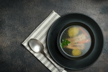 Yürekli bir yemek. Et suyu ya da dana etinden yapılmış et suyu ve koyu arkaplanda ekmek kırıntıları. Üst Manzara. Boşluğu kopyala.