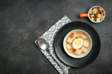 Yürekli bir yemek. Et suyu ya da dana etinden yapılmış et suyu ve koyu arkaplanda ekmek kırıntıları. Üst Manzara. Boşluğu kopyala.