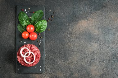 Kıyma. Paramparça et ve malzeme. Arka planda pişirmek için taze sebze ve baharat. Bedava fotokopi. Üst görünüm.