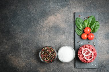 Kıyma. Paramparça et ve malzeme. Arka planda pişirmek için taze sebze ve baharat. Bedava fotokopi. Üst görünüm.