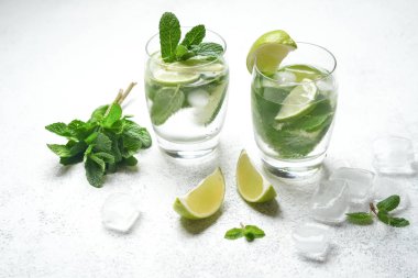 Naneli, romlu ve limonlu mojito kokteyli, soğuk içecek veya beyaz arka planda buzlu içecek..
