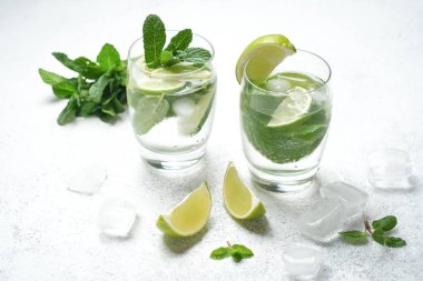 Naneli, romlu ve limonlu mojito kokteyli, soğuk içecek veya beyaz arka planda buzlu içecek..