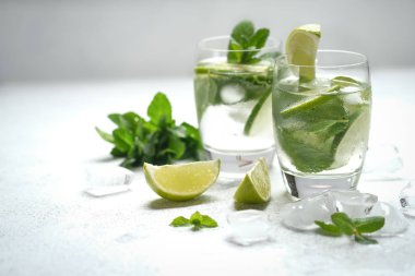 Naneli, romlu ve limonlu mojito kokteyli, soğuk içecek veya beyaz arka planda buzlu içecek..