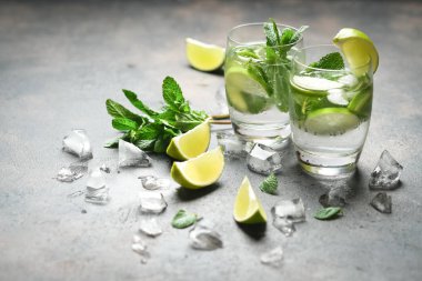Naneli, romlu ve limonlu mojito kokteyli, soğuk içecek veya buzlu buzlu içecek..
