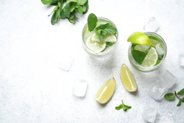 Naneli, romlu ve limonlu mojito kokteyli, soğuk içecek veya beyaz arka planda buzlu içecek..