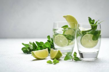 Naneli, romlu ve limonlu mojito kokteyli, soğuk içecek veya beyaz arka planda buzlu içecek..