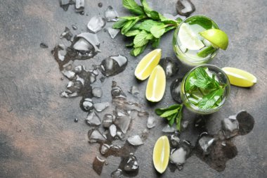 Naneli, romlu ve limonlu mojito kokteyli, soğuk içecek veya buzlu içecek.