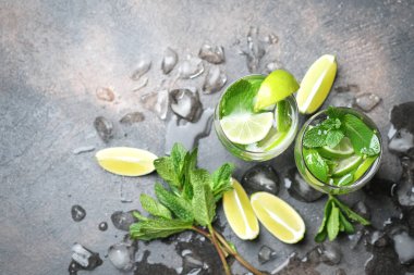 Naneli, romlu ve limonlu mojito kokteyli, soğuk içecek veya buzlu içecek.