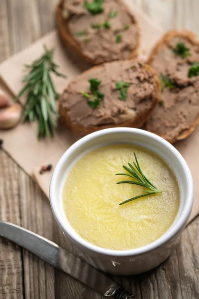 Verse Zelfgemaakte Kip Lever Paté Keramische Kom Ramekin Stokbrood Plakjes — Stockfoto