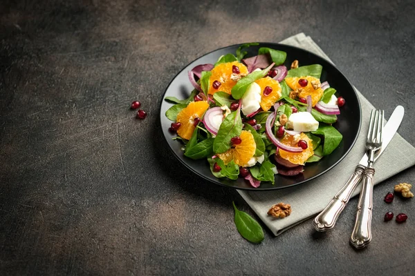 Entgiftungssalat Mit Mandarinen Mozzarella Kräutern Granatapfelkernen Und Nüssen Auf Dunklem — Stockfoto