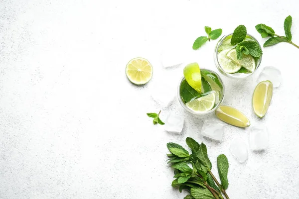 Refrescante Cóctel Mojito Con Menta Ron Lima Bebida Fría Bebida —  Fotos de Stock