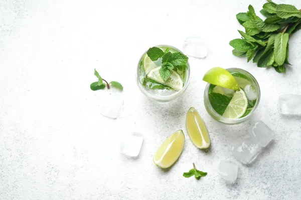 Refrescante Cóctel Mojito Con Menta Ron Lima Bebida Fría Bebida — Foto de Stock