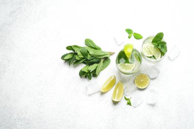 Naneli, romlu ve limonlu mojito kokteyli, soğuk içecek ya da buzlu içecek beyaz arka plan, üst manzara