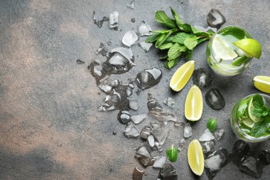 Naneli, romlu ve limonlu mojito kokteyli, soğuk içecek veya buzlu içecek.