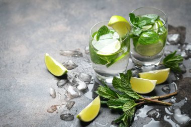 Naneli, romlu ve limonlu mojito kokteyli, soğuk içecek veya buzlu buzlu içecek..
