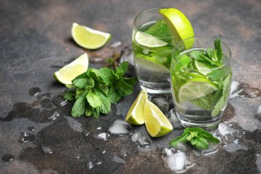 Naneli, romlu ve limonlu mojito kokteyli, soğuk içecek veya buzlu içecek.