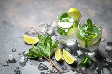 Naneli, romlu ve limonlu mojito kokteyli, soğuk içecek veya buzlu buzlu içecek..