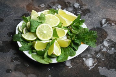Naneli, romlu ve limonlu mojito kokteyli, buzlu soğuk içecek ya da buzlu içecek.