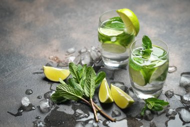 Naneli, romlu ve limonlu mojito kokteyli, soğuk içecek veya buzlu buzlu içecek..