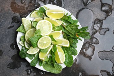 Naneli, romlu ve limonlu mojito kokteyli, buzlu soğuk içecek ya da buzlu içecek.