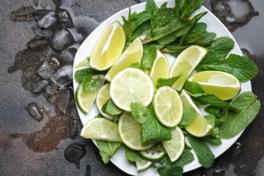 Naneli, romlu ve limonlu mojito kokteyli, buzlu soğuk içecek ya da buzlu içecek.