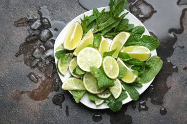 Naneli, romlu ve limonlu mojito kokteyli, buzlu soğuk içecek ya da buzlu içecek.