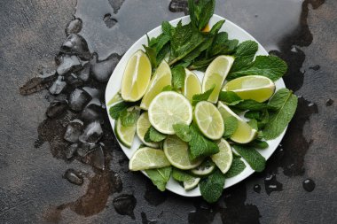 Naneli, romlu ve limonlu mojito kokteyli, buzlu soğuk içecek ya da buzlu içecek.