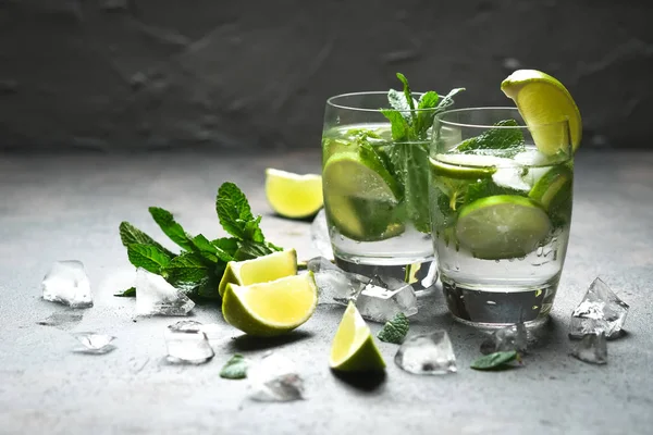 Naneli, romlu ve limonlu mojito kokteyli, soğuk içecek veya buzlu buzlu içecek..