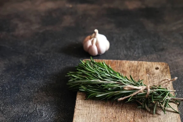 Bunch Fresh Rosemary Garlic Black Background Top View Copy Space — Stock Photo, Image