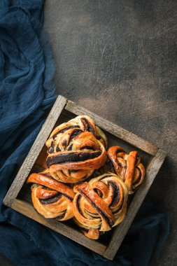 Ev yapımı çörekler, koyu arka plan fotokopi alanı manzaralı, kırsal bir kutuda koyu çikolatalı.