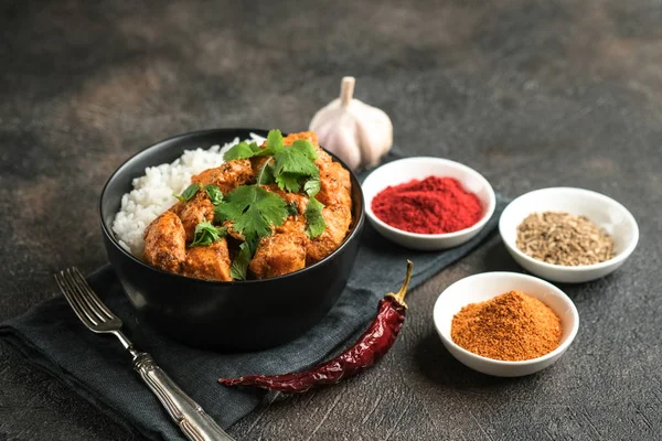 Huhn Tikka Masala Traditionelle Asiatische Scharfe Fleischgerichte Mit Reistomaten Und — Stockfoto