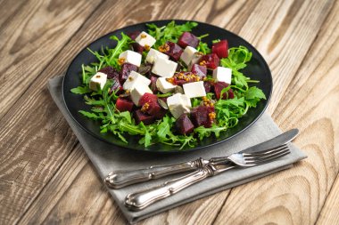 Pancar salatası, peynir, roka ve kırsal bir arka planda baharatlı sos. Sağlıklı yemek.. 