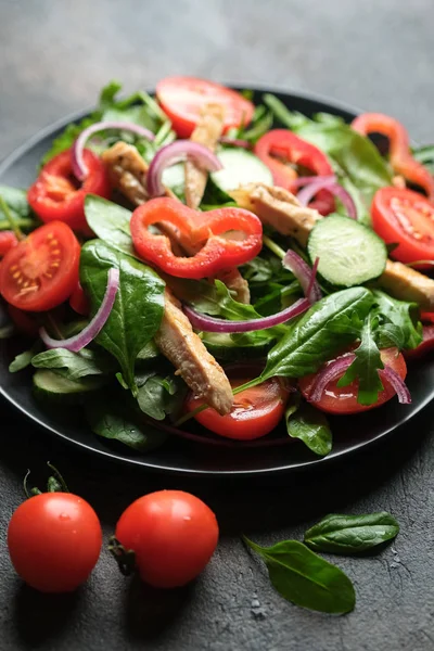 Frischer Gemüsesalat Mit Hühnerfleisch Kräutern Und Olivenöl Auf Einem Dunklen — Stockfoto