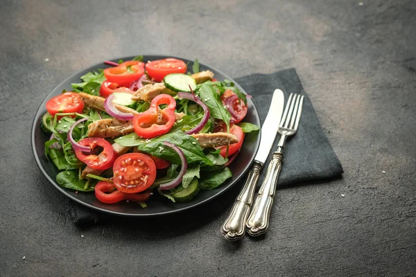 Frischer Gemüsesalat Mit Hühnerfleisch Kräutern Und Olivenöl Auf Einem Dunklen — Stockfoto