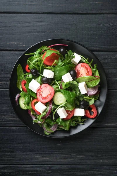 Frischer Gemüsesalat Mit Feta Oliven Und Kräutern Einem Dunklen Teller — Stockfoto