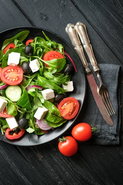 Frischer Gemüsesalat Mit Feta Oliven Und Kräutern Einem Dunklen Teller — Stockfoto