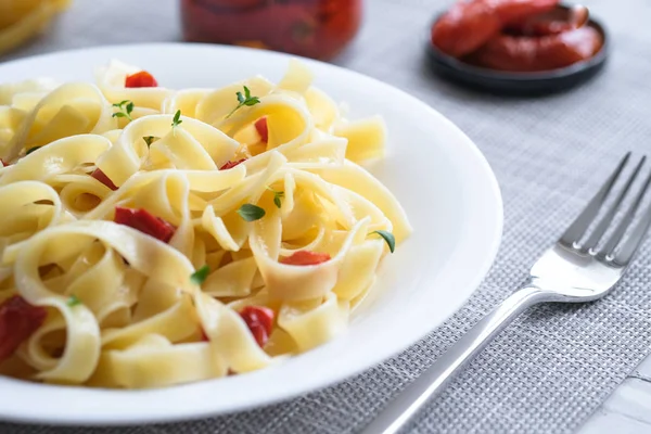 Tagliatelle Pasta Tradicional Italiana Con Tomates Secos Tomillo Sobre Fondo — Foto de Stock