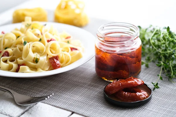 Tagliatelle Pasta Tradicional Italiana Con Tomates Secos Tomillo Sobre Fondo — Foto de Stock