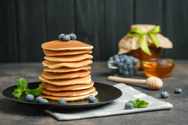 Läckra Pannkakor Med Färska Blåbär Jordgubbar Och Karamell Mörk Bakgrund — Stockfoto