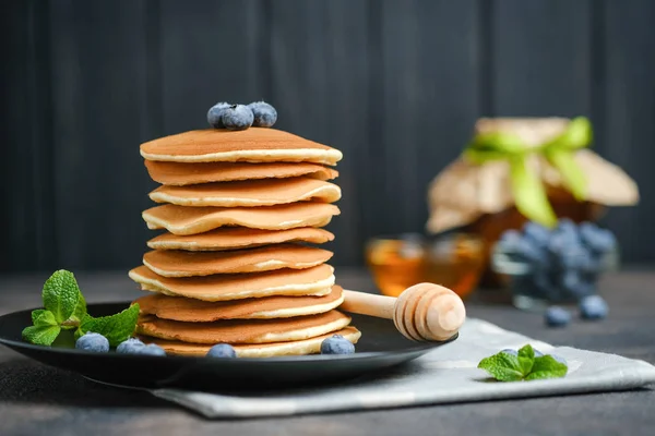 Delicious Pancakes Fresh Blueberries Strawberries Caramel Dark Background — Stock Photo, Image