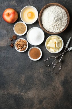 Elmalı turta konsepti. Malzemelerle pişirme işlemi. Üst görünüm, alanı kopyala.