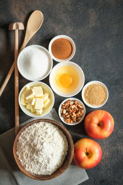 Elmalı turta konsepti. Malzemelerle pişirme işlemi. Üst görünüm, alanı kopyala.