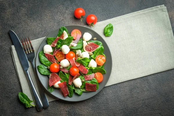 Salat Mit Schinken Mozzarella Frischem Gemüse Auf Einem Dunklen Teller — Stockfoto