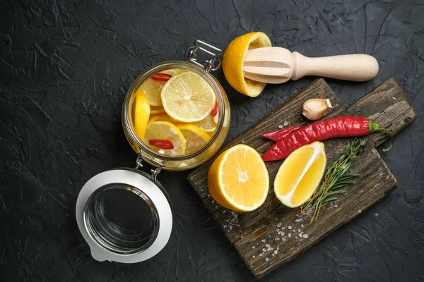 Limones Salados Frasco Vidrio Con Ingredientes Sobre Fondo Oscuro Cocina —  Fotos de Stock