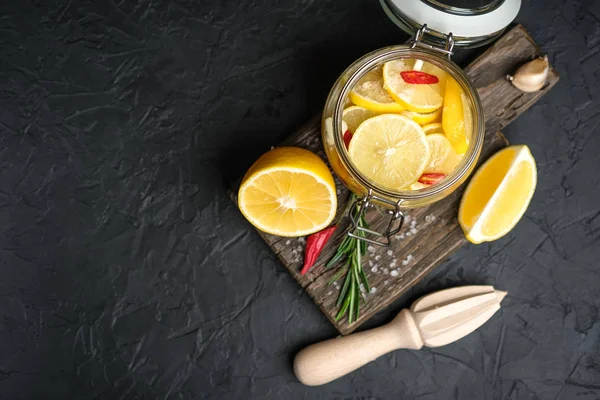 Limones Salados Frasco Vidrio Con Ingredientes Sobre Fondo Oscuro Cocina —  Fotos de Stock